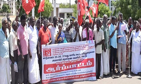 தூத்துக்குடியில் கட்டுமான தொழிலாளர்கள் ஆர்ப்பாட்டம்