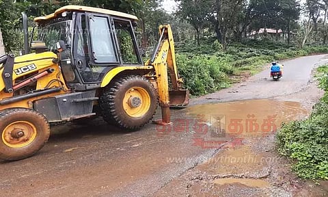 பொது இடங்களில் தேங்கும் தண்ணீரை அகற்றும் பணி