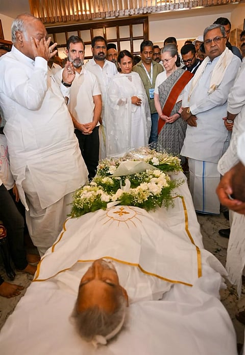 கேரள முன்னாள் முதல்-மந்திரி உம்மன் சாண்டி உடலுக்கு சோனியா, ராகுல்காந்தி அஞ்சலி