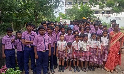 பள்ளி நிறுவனரை கைது செய்யக்கோரி மாணவர்கள் போராட்டம்