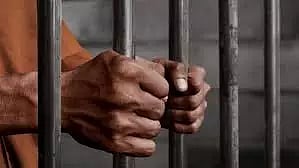 சிறுமியை கற்பழித்த தந்தைக்கு 20 ஆண்டு ஜெயில் - குற்றத்தை மறைத்த தாய்க்கும் தண்டனை