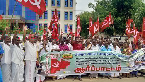 தேனியில் கட்டுமான தொழிலாளர்கள் ஆர்ப்பாட்டம்