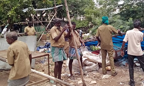 சாலையோர ஆக்கிரமிப்பு கடைகள் அகற்றம்