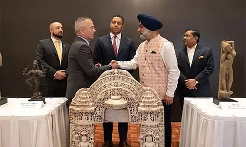 105 பழங்கால கலைப்பொருட்கள் இந்தியாவிடம் ஒப்படைப்பு