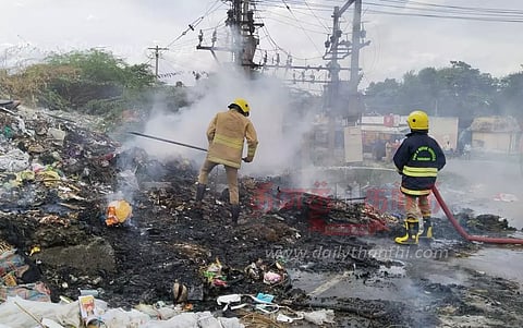 டிரான்ஸ்பார்மர் அருகே குப்பையில் திடீர் தீ