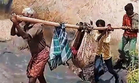 உடல்நலம் பாதித்தவரை தொட்டில் கட்டி தூக்கி வரும் அவலம்