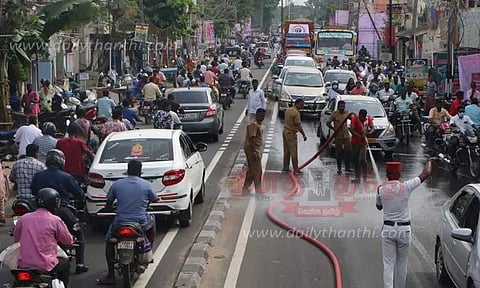 சாலையில் ஆயில் கொட்டியதால் வழுக்கி விழுந்த வாகன ஓட்டிகள்