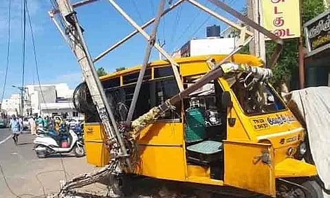 பிரேக் பிடிக்காததால் மின்கம்பங்கள் மீது மோதி ஷேர் ஆட்டோ