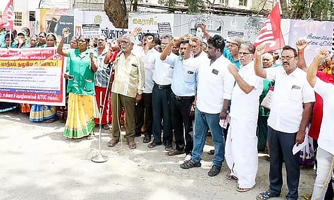 ஏ.ஐ.டி.யு.சி. உள்ளாட்சி தொழிலாளர்கள் ஆர்ப்பாட்டம்