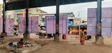 போக்குவரத்துக்கு இடையூறாக வைக்கப்படும் பேனர்கள்