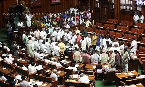 கர்நாடக சட்டசபையில் துணை சபாநாயகர் மீது காகித வீச்சு: பா.ஜனதா எம்.எல்.ஏ.க்கள் 10 பேர் இடைநீக்கம்