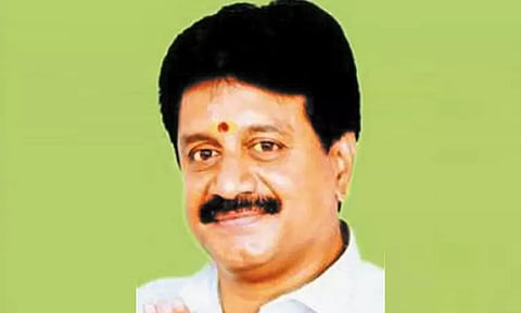 இளம்பெண்ணுக்கு பாலியல் தொல்லை; அ.தி.மு.க. பிரமுகர் கைது