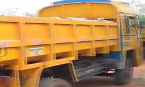 பெரியபாளையம் அருகே அனுமதியின்றி மணல் ஏற்றி வந்த 2 லாரிகள் பறிமுதல்