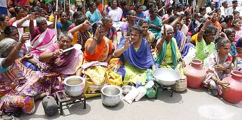 அடுப்பு, சமையல் பாத்திரங்களுடன் குடியேறும் போராட்டம்