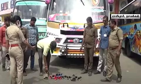 நாமக்கல் பேருந்து நிலையத்தில் வட்டார போக்குவரத்து அலுவலர் திடீர் சோதனை - அதிக ஒலி எழுப்பிய ஹாரன்கள் பறிமுதல்