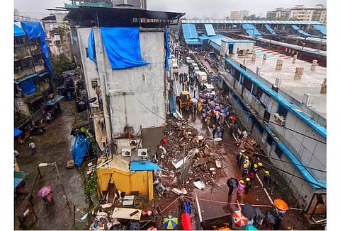 பயந்தர் ரெயில் நிலையம் அருகே கட்டிடம் இடிந்து விழுந்து ஒருவர் பலி - 4 பேர் காயம்