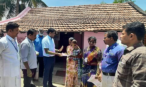 கலைஞர் மகளிர் உரிமை திட்ட விண்ணப்பங்களை கலெக்டர் வீடு, வீடாக வழங்கினார்