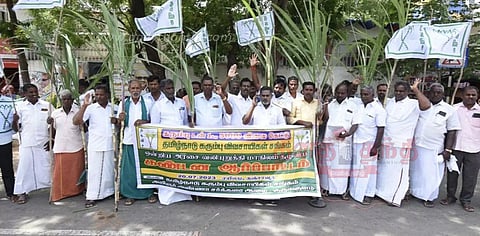 தஞ்சையில், விவசாயிகள் கரும்புகளை கையில் ஏந்தியபடி ஆர்ப்பாட்டம்