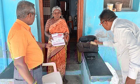 கலைஞர் மகளிர் உரிமைத்தொகை திட்டம்: கிராமப்புறங்களில் வீடு வீடாக விண்ணப்பம் வினியோகம்