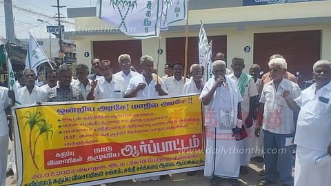 கரும்புக்கு டன் ரூ.5 ஆயிரம் வழங்கக்கோரி சத்தியமங்கலம், கோபியில்விவசாயிகள் ஆர்ப்பாட்டம்