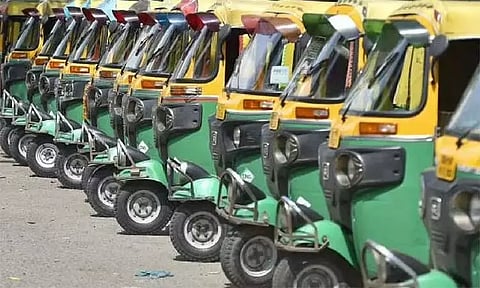 கர்நாடகத்தில் இலவச பஸ் பயண திட்டத்தால் பாதிப்பு: ஆட்டோ, வாடகை கார், தனியார் பஸ்கள் வருகிற 27-ந்தேதி வேலை நிறுத்தம்