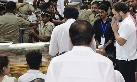 உம்மன்சாண்டி உடல் சொந்த ஊரில் அடக்கம்: இறுதி சடங்கில் ராகுல்காந்தி பங்கேற்பு