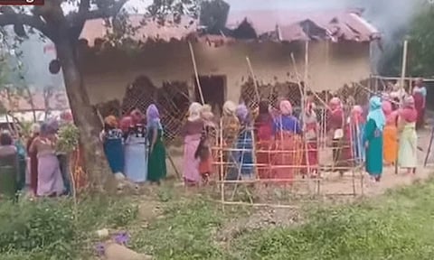 மணிப்பூர் கொடூரம் எதிரொலி: குற்றவாளியின் வீட்டை அடித்து நொறுக்கிய மெய்தி இன பெண்கள்.!