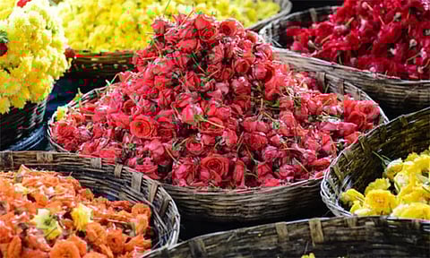 ஆடி வெள்ளியையொட்டி கோயம்பேடு மார்க்கெட்டில் பூக்களின் விலை `கிடுகிடு' உயர்வு