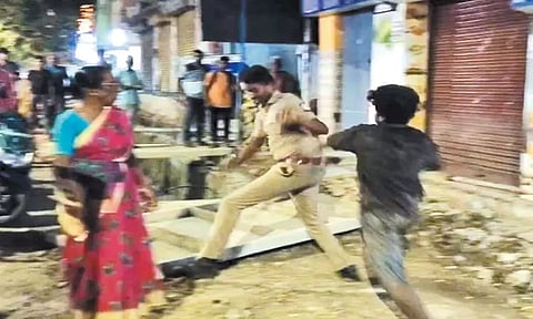 குடிபோதையில் ரகளை செய்ததை கண்டித்த போலீசாரை ஓட ஓட விரட்டி தாக்கிய வாலிபரால் பரபரப்பு - வீடியோ வைரல்