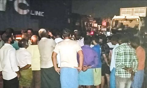 மீஞ்சூரில் மின்தடையை கண்டித்து பொதுமக்கள் சாலை மறியல்