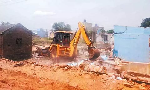 திருவள்ளூர் நகராட்சிக்குட்பட்ட மீனாட்சி நகர் பகுதியில் ஆக்கிரமிப்பு வீடுகள் அகற்றம்; அதிகாரிகள் நடவடிக்கை