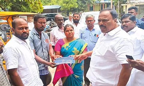 மாதவரம் சட்டமன்ற தொகுதிக்கு உட்பட்ட 8 ஊராட்சிகளுக்கு ரூ.50 லட்சத்தில் 20 பேட்டரி வாகனங்கள்