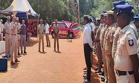 போலீசார் வாகனங்களை ஓட்டும் போதுசீட்பெல்ட், ஹெல்மெட் கட்டாயம் அணிய வேண்டும்:சூப்பிரண்டு பாலாஜி சரவணன் அறிவுறுத்தல்