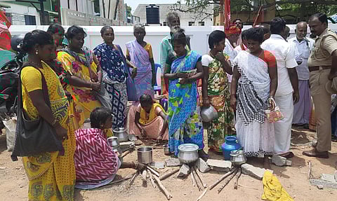 பூம்பூம் மாட்டுக்காரர்கள் சமையல் செய்து போராட முயற்சி