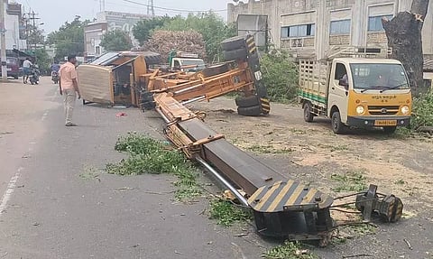 கிரேன் கவிழ்ந்தது; டிரைவர் உயிர் தப்பினார்