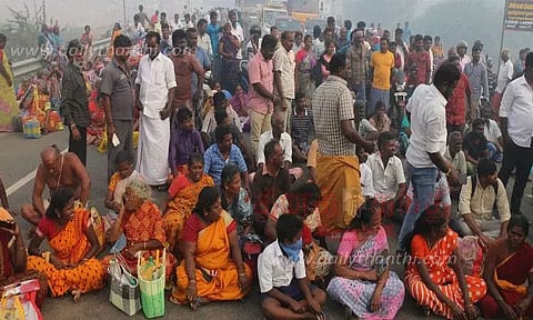 குப்பைக்கிடங்கில் 2-வது நாளாக தீ; பொதுமக்கள் 'திடீர்' சாலைமறியல்