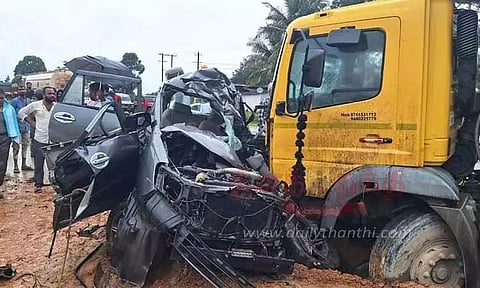 கார் - லாரி நேருக்கு நேர் மோதல்; காண்டிராக்டர்கள் 4 பேர் பலி