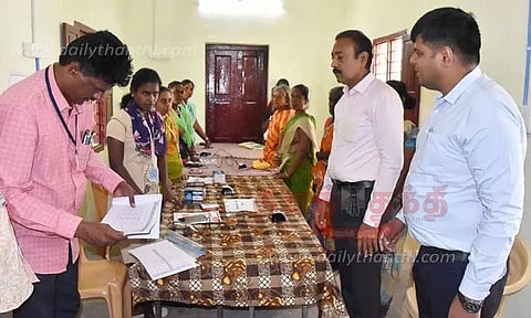 மகளிர் உரிமைத்தொகை விண்ணப்ப பதிவு மாதிரி முகாமில் அதிகாரி ஆய்வு