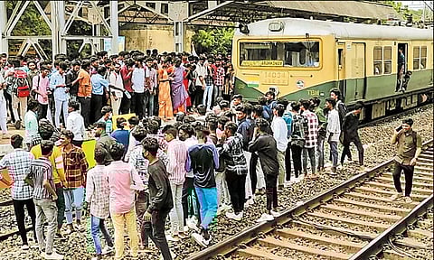 மணிப்பூர் சம்பவத்தை கண்டித்து கல்லூரி மாணவர்கள் ரெயில் மறியல்