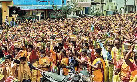 ஆடிப்பூர விழாவை முன்னிட்டு காஞ்சீபுரம், செங்கல்பட்டு மாவட்ட கோவில்களில் பால்குட ஊர்வலம்