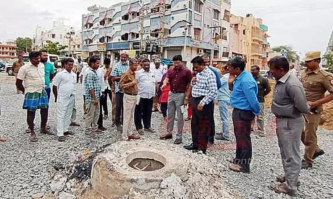 மாட வீதியில் சிமெண்டு சாலை அமைக்கும் பணி