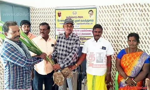 தென்னங்கன்றுகள் வழங்கும் நிகழ்ச்சி