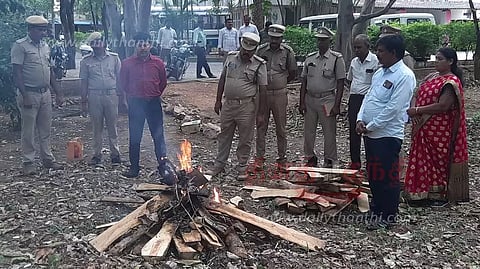 தர்மபுரி வன அலுவலகத்தில்பெண் யானைகளின் கோரைப்பற்கள் தீவைத்து அழிப்பு