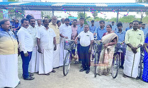 அரசு பள்ளி மாணவர்களுக்கு விலையில்லா சைக்கிள் வழங்கல்