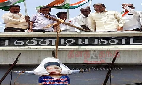 மணிப்பூர் குற்றவாளி உருவபொம்மையை தூக்கிலிட்டு காங்கிரசார் போராட்டம்