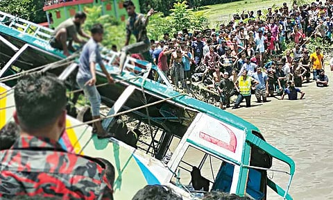 வங்காள தேசம்: குளத்தில் பேருந்து கவிழ்ந்த விபத்தில் சிக்கி 17 பேர் பலி - 35 பேர் காயம்