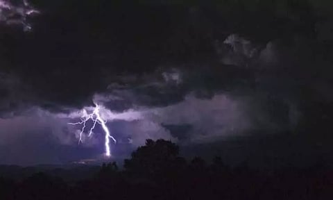 மத்திய பிரதேசத்தில் மின்னல் தாக்கி இருவர் உயிரிழப்பு - 4 பேர் காயம்