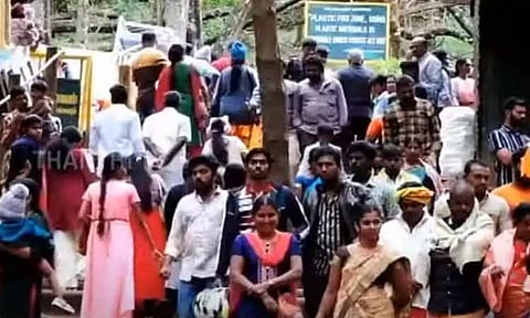 வார விடுமுறையையொட்டி கொடைக்கானலில் குவிந்த சுற்றுலா பயணிகள்