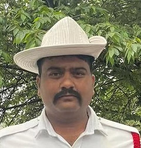 ஏரியில் குதித்து தற்கொலைக்கு முயன்ற பெண்ணை காப்பாற்றிய போலீஸ்காரர்