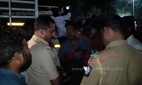 வேகத்தடை அமைக்கக்கோரி பொதுமக்கள் சாலை மறியல்